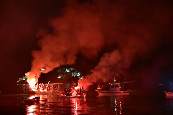 Τολό: H διαφορετική Περιφορά του Επιταφίου μέσα στη θάλασσα