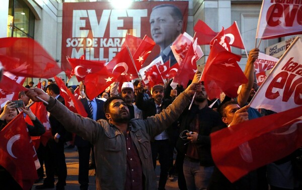 Πύρρειος νίκη για τον Ερντογάν στο δημοψήφισμα