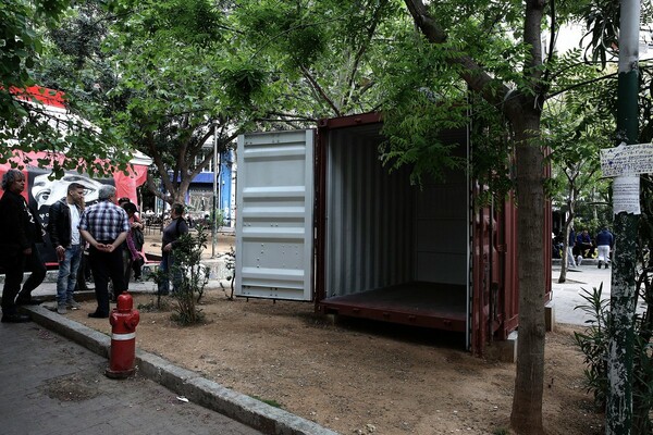 Εγκαινιάστηκε το πολιτικό περίπτερο - κοντέινερ στη μέση της πλατείας Εξαρχείων