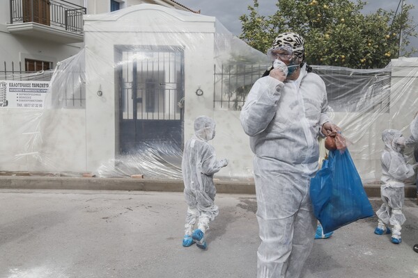 25 εντυπωσιακές φωτογραφίες από τα Αλευρομουτζουρώματα στο Γαλαξίδι