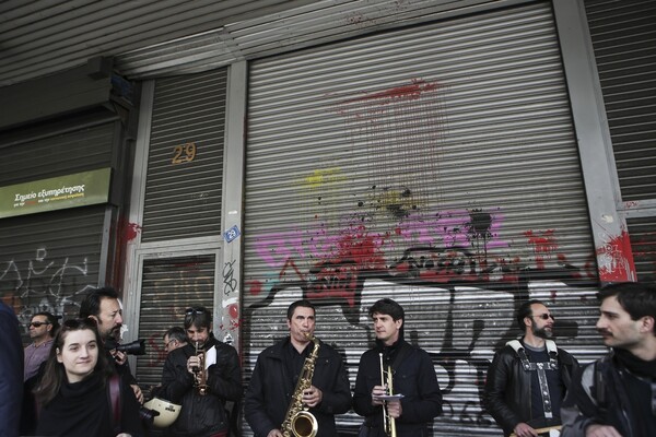 Μουσικοί και ηθοποιοί διαμαρτύρονται στο Υπουργείο Εργασίας
