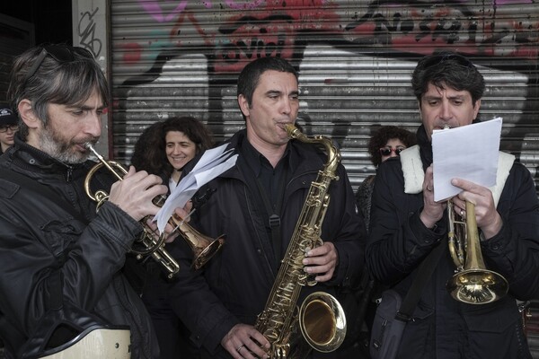 Μουσικοί και ηθοποιοί διαμαρτύρονται στο Υπουργείο Εργασίας
