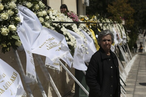 Ηθοποιοί, φίλοι και θαυμαστές στην κηδεία του Στάθη Ψάλτη (ΦΩΤΟΓΡΑΦΙΕΣ)