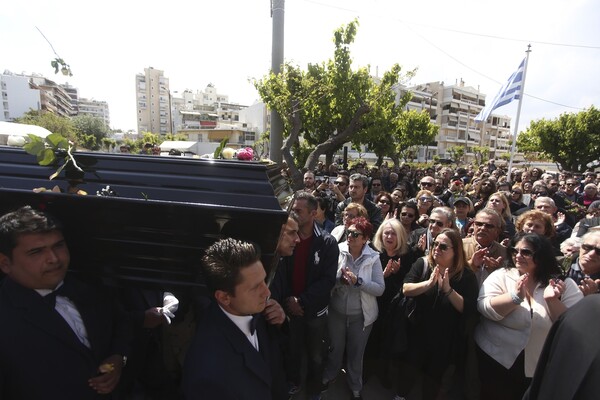 Ηθοποιοί, φίλοι και θαυμαστές στην κηδεία του Στάθη Ψάλτη (ΦΩΤΟΓΡΑΦΙΕΣ)