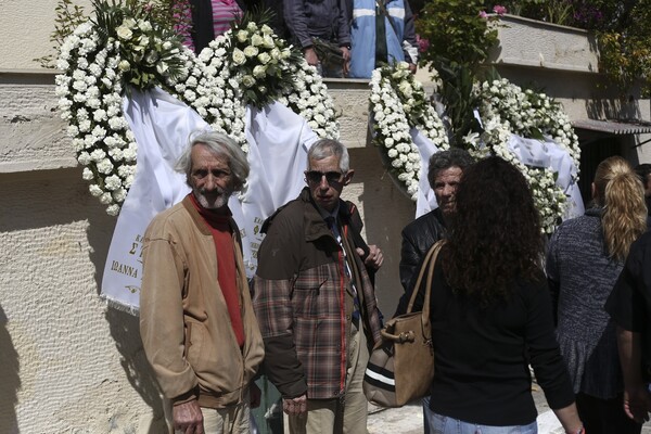 Ηθοποιοί, φίλοι και θαυμαστές στην κηδεία του Στάθη Ψάλτη (ΦΩΤΟΓΡΑΦΙΕΣ)