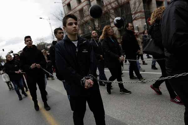 Αλυσοδεμένοι διαδηλωτές έκαναν πορεία στη Θεσσαλονίκη κατά της εξόρυξης χρυσού