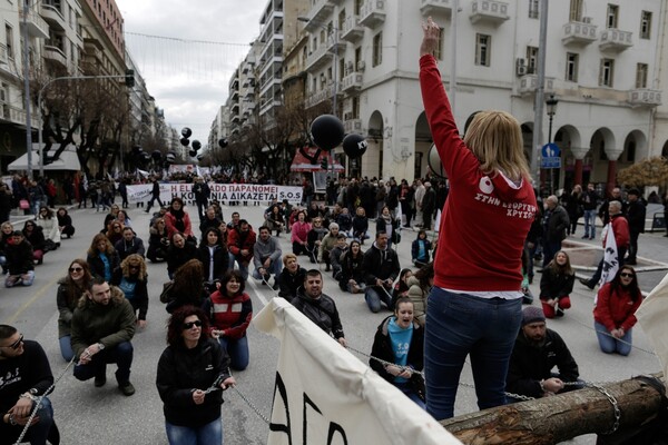 Αλυσοδεμένοι διαδηλωτές έκαναν πορεία στη Θεσσαλονίκη κατά της εξόρυξης χρυσού