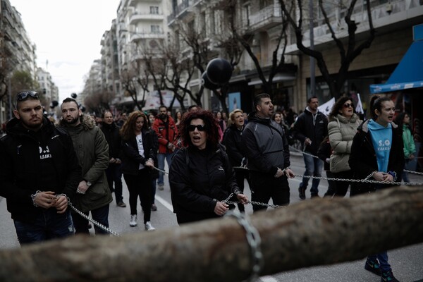 Αλυσοδεμένοι διαδηλωτές έκαναν πορεία στη Θεσσαλονίκη κατά της εξόρυξης χρυσού