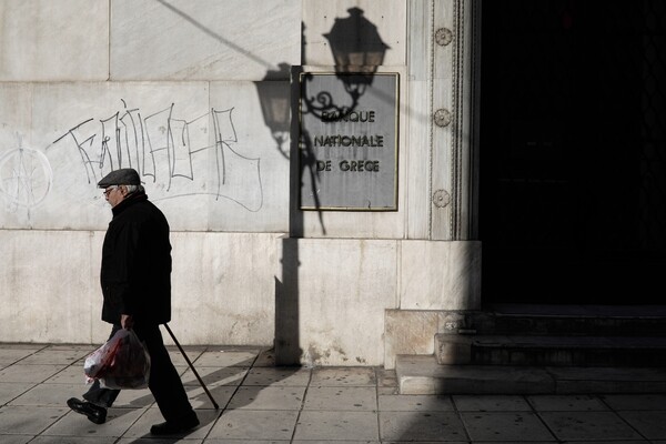 Έγγραφο της διοίκησης του ΕΦΚΑ αποκαλύπτει ότι δεν μπορεί να πληρώσει 150.000 εκκρεμείς συντάξεις