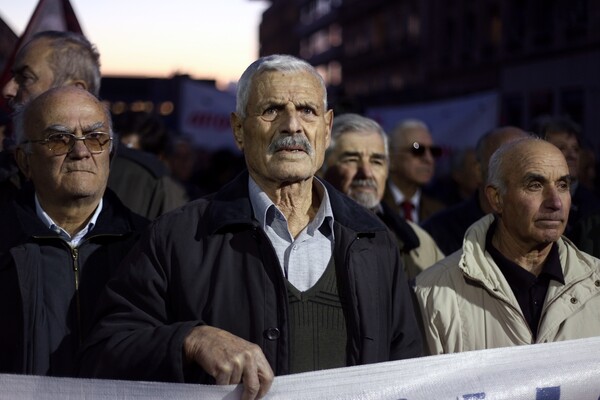 Στον «αέρα» οι νέες συντάξεις μετά την ανακοίνωση της ΕΛΣΤΑΤ - Με τροπολογία απαντά το υπουργείο Εργασίας