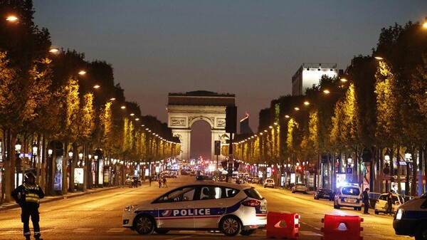 Παρίσι: Πυροβολισμοί στα Ηλύσια Πεδία- Νεκρoί δύο αστυνομικοί και ο δράστης