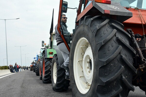 Αμετακίνητοι στα μπλόκα οι αγρότες σε Κεντρική και Δυτική Μακεδονία