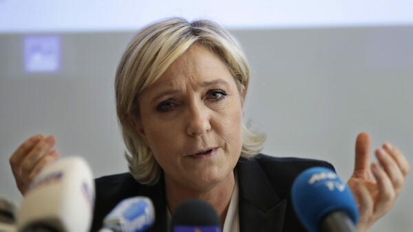 Η Μαρίν Λεπέν επιμένει εναντίον της μαντίλας; Αυτή δεν είναι Γαλλία -. Η Γαλλία είναι η Μπριζίτ Μπαρντό