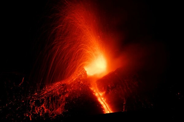 ​«Ξύπνησε» η Αίτνα, το μεγαλύτερο ενεργό ηφαίστειο της Ευρώπης