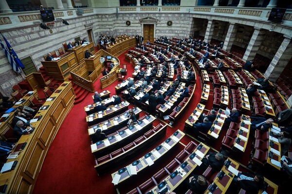 Ανατροπή: Πέρασε οριακά το άρθρο 3 για τις σχέσεις Κράτους- Εκκλησίας