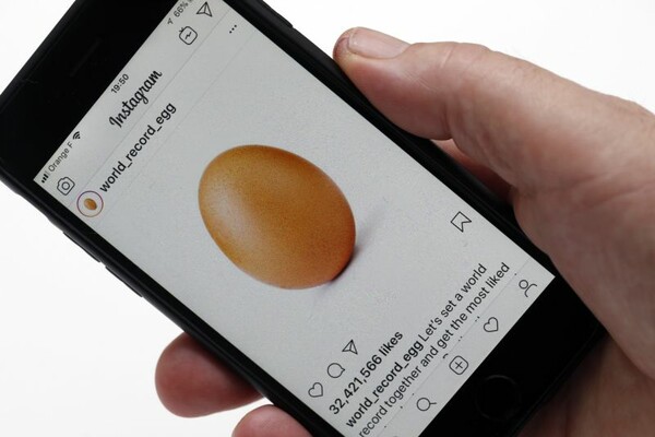 Το αυγό αποκαλύπτεται - Ποιος είναι πίσω από τη δημοφιλέστερη φωτογραφία στην ιστορία του Instagram