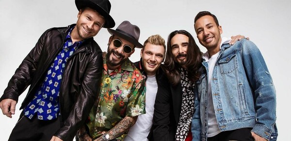Οι Backstreet Boys επιστρέφουν θεαματικά ντυμένοι “κότες”