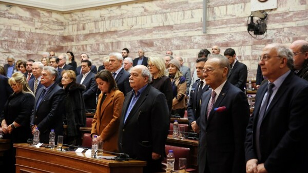 11 βουλευτές του ΣΥΡΙΖΑ ζητούν από τον Πρωθυπουργό να μειώσει τα βουλευτικά προνόμια