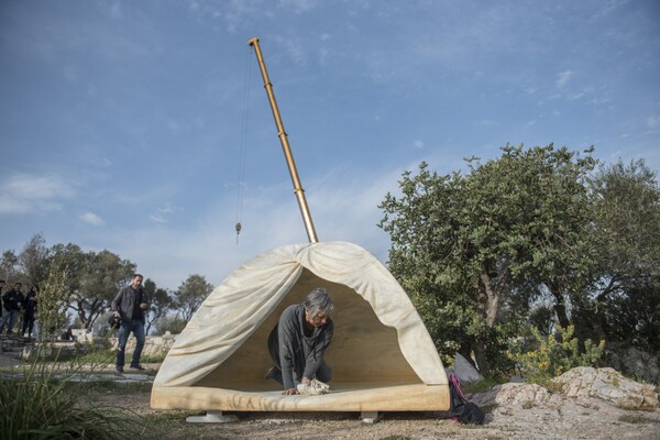 Μια μαρμάρινη σκηνή 3000 κιλών απέναντι από τον Παρθενώνα