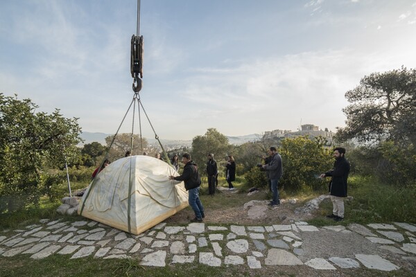 Μια μαρμάρινη σκηνή 3000 κιλών απέναντι από τον Παρθενώνα