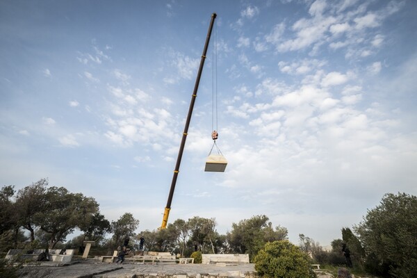 Μια μαρμάρινη σκηνή 3000 κιλών απέναντι από τον Παρθενώνα