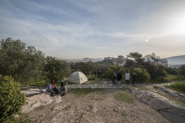 Μια μαρμάρινη σκηνή 3000 κιλών απέναντι από τον Παρθενώνα