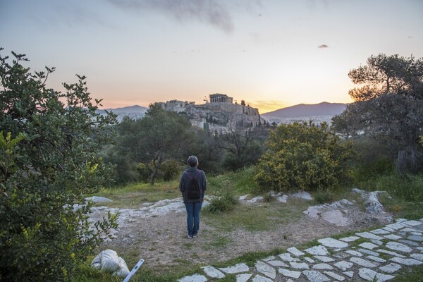 Μια μαρμάρινη σκηνή 3000 κιλών απέναντι από τον Παρθενώνα