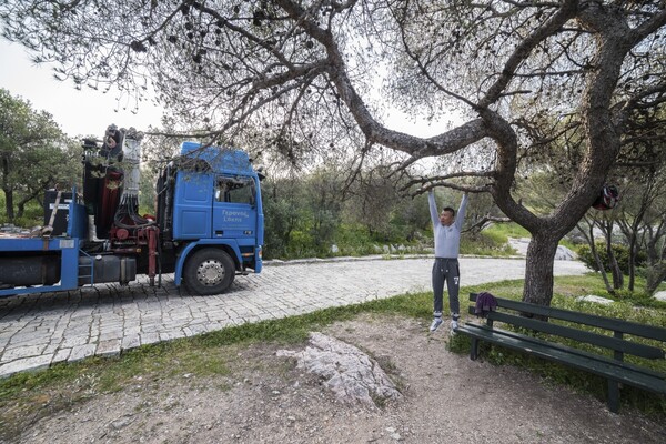 Μια μαρμάρινη σκηνή 3000 κιλών απέναντι από τον Παρθενώνα