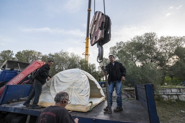 Μια μαρμάρινη σκηνή 3000 κιλών απέναντι από τον Παρθενώνα