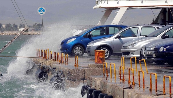 Προβλήματα στα δρομολόγια των πλοίων από τους ισχυρούς ανέμους