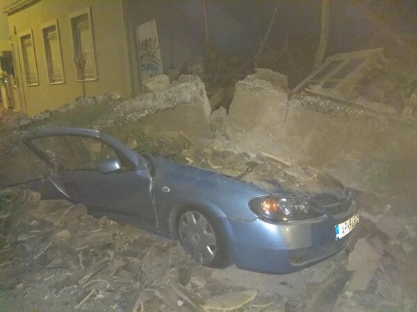Κατέρρευσε εγκαταλελειμμένο κτίριο στο κέντρο της Αθήνας- Καταπλακώθηκαν ΙΧ