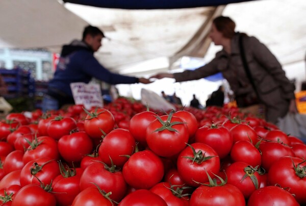 Ο Ερντογάν υποσχέθηκε στους Τούρκους φθηνότερες ντομάτες και πιπεριές ενόψει εκλογών