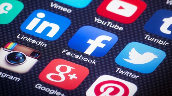 Η Κομισιόν προειδοποιεί Facebook, Google και Twitter να λάβουν μέτρα για την παραπληροφόρηση