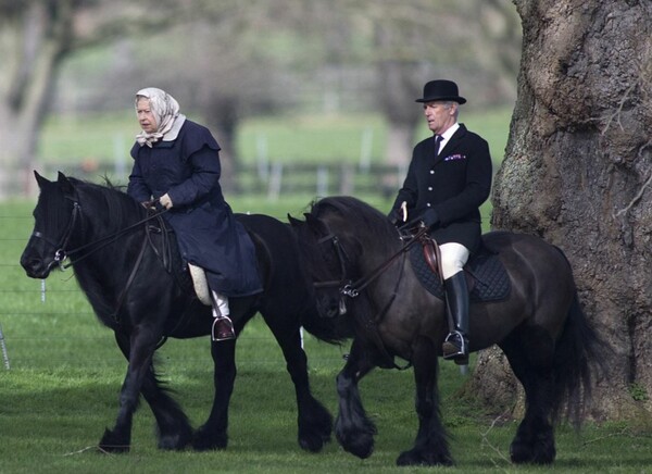 Η Βασίλισσα Ελισάβετ ιππεύει το αγαπημένο της άλογο και κάπως έτσι κλείνει οριστικά τα στόματα που σχολίαζαν τις αντοχές της