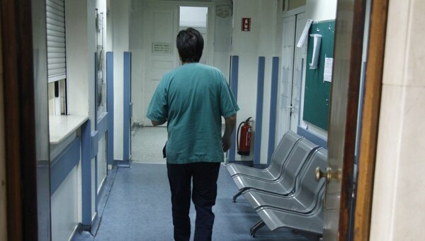 Γιατρός των δημοτικών ιατρείων Αθηνών πήρε «φακελάκι» από δημότη