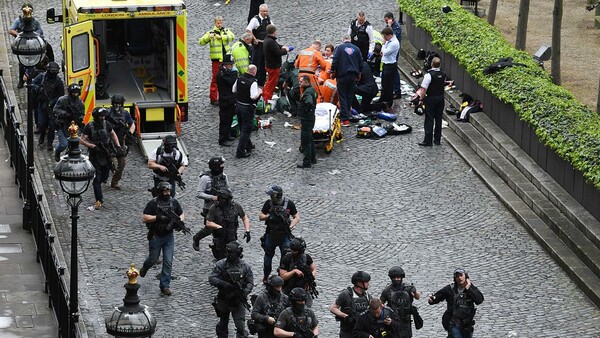Επίθεση στο Λονδίνο: Τέσσερις νεκροί και 40 τραυματίες - Μεσίστιες οι σημαίες στη βρετανική πρωτεύουσα