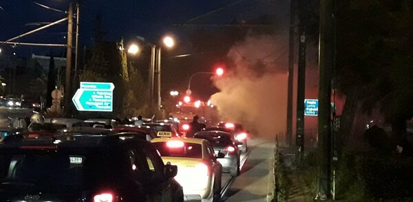Κυκλοφοριακό χάος στο Ζάππειο: Φορτηγάκι πήρε φωτιά στο δρόμο