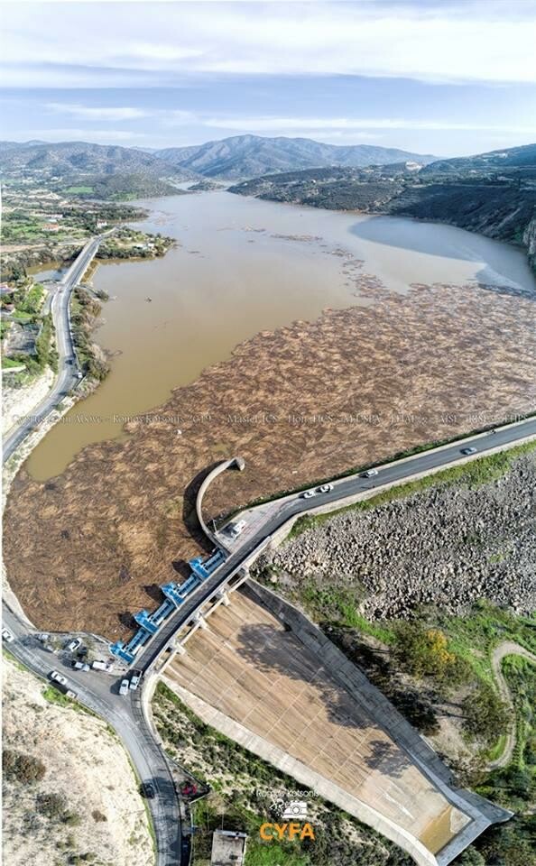 Υπερχείλισε το φράγμα Γερμασόγειας στην Κύπρο - Εικόνες από drone