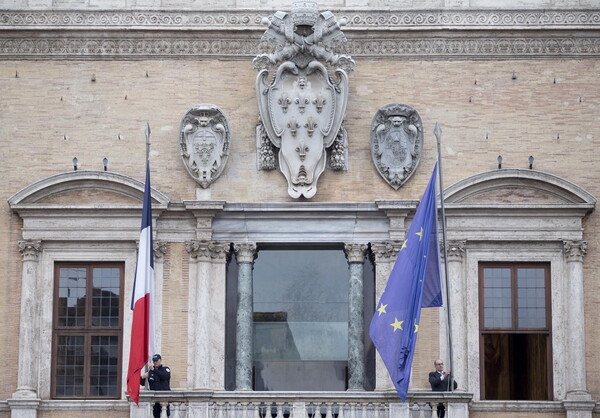 Επιστρέφει σήμερα στη Ρώμη ο Γάλλος πρεσβευτής που είχε ανακληθεί