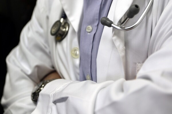 Το υπουργείο Υγείας «ψάχνει» κίνητρα για την προσέλκυση γιατρών σε νησιά και άγονες περιοχές