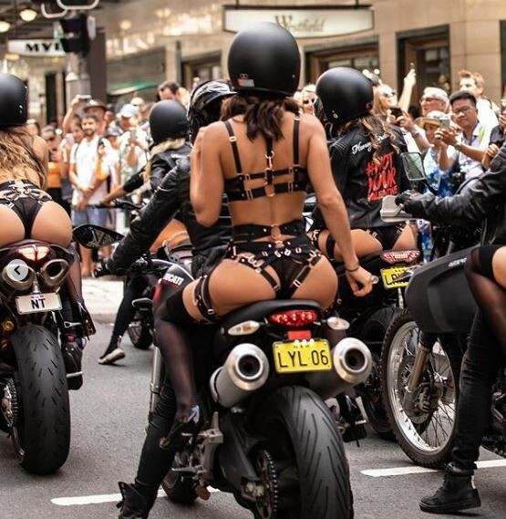 Single γυναίκες φόρεσαν εσώρουχα και πάνω σε μοτοσικλέτες γιόρτασαν τον Άγιο Βαλεντίνο