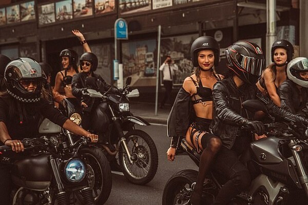 Single γυναίκες φόρεσαν εσώρουχα και πάνω σε μοτοσικλέτες γιόρτασαν τον Άγιο Βαλεντίνο
