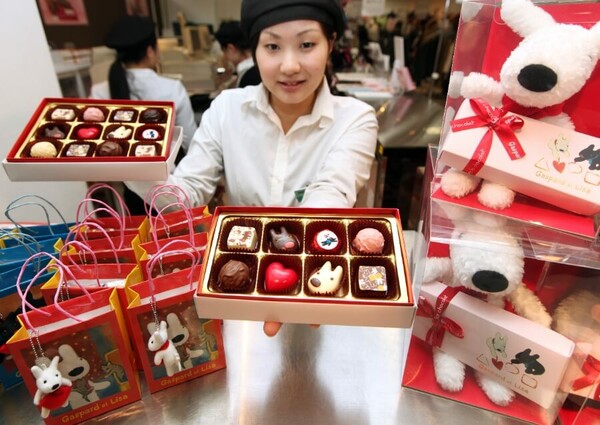 Οι γυναίκες στην Ιαπωνία σταματούν να δίνουν σοκολάτες στους συναδέλφους τους για του Αγίου Βαλεντίνου
