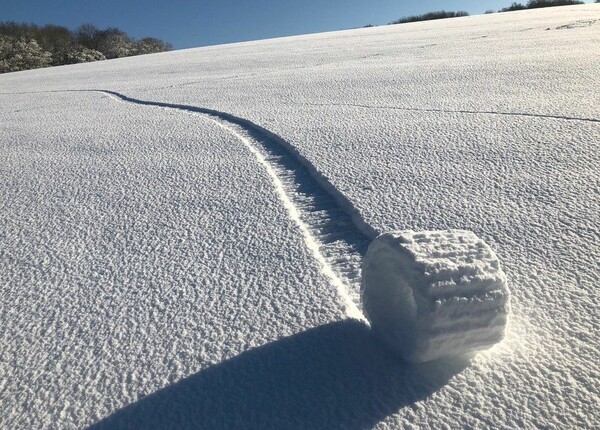 Σπάνιο φαινόμενο με χιόνι που σχηματίζει παγωμένα ρολά