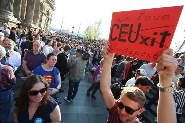 Ουγγαρία: Εγκρίθηκε νομοσχέδιο που απειλεί με κλείσιμο το πανεπιστήμιο του Τζορτζ Σόρος