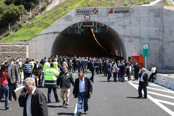 Μια λεξούλα εμφανίστηκε ξαφνικά πλάι στο κεφάλι του Τσίπρα