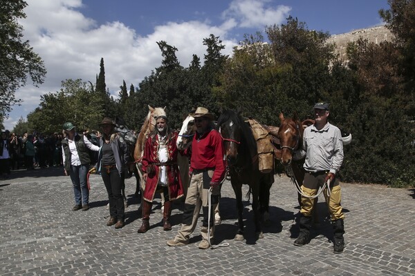 Η έφιππη πομπή της documenta 14 κάτω απ' την Ακρόπολη