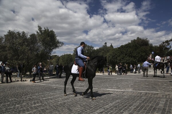 Η έφιππη πομπή της documenta 14 κάτω απ' την Ακρόπολη