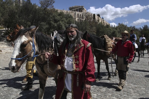 Η έφιππη πομπή της documenta 14 κάτω απ' την Ακρόπολη