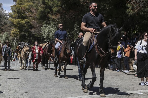 Η έφιππη πομπή της documenta 14 κάτω απ' την Ακρόπολη